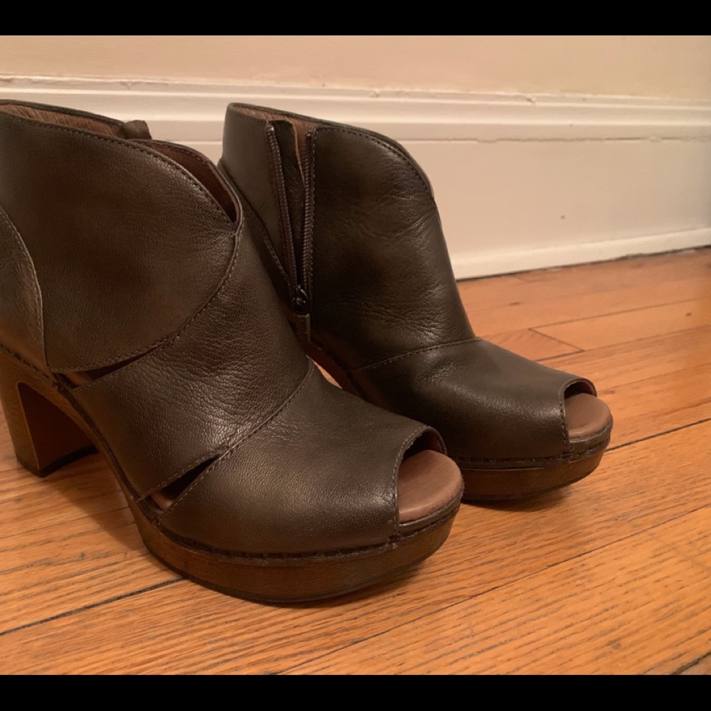 Dansko Delphina, Aged Bronze Metallic size 6.5/7